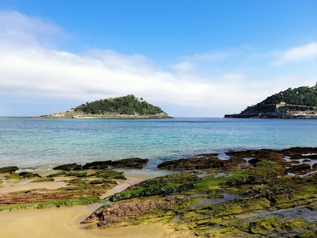 Fascinante disparo de alto ángulo de una playa en San Sebastián, España