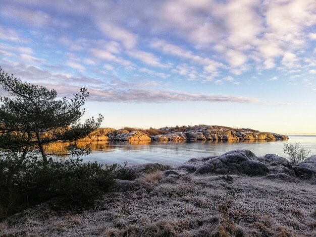 Fascinante disparo de alto ángulo de un río en Stavern, Noruega