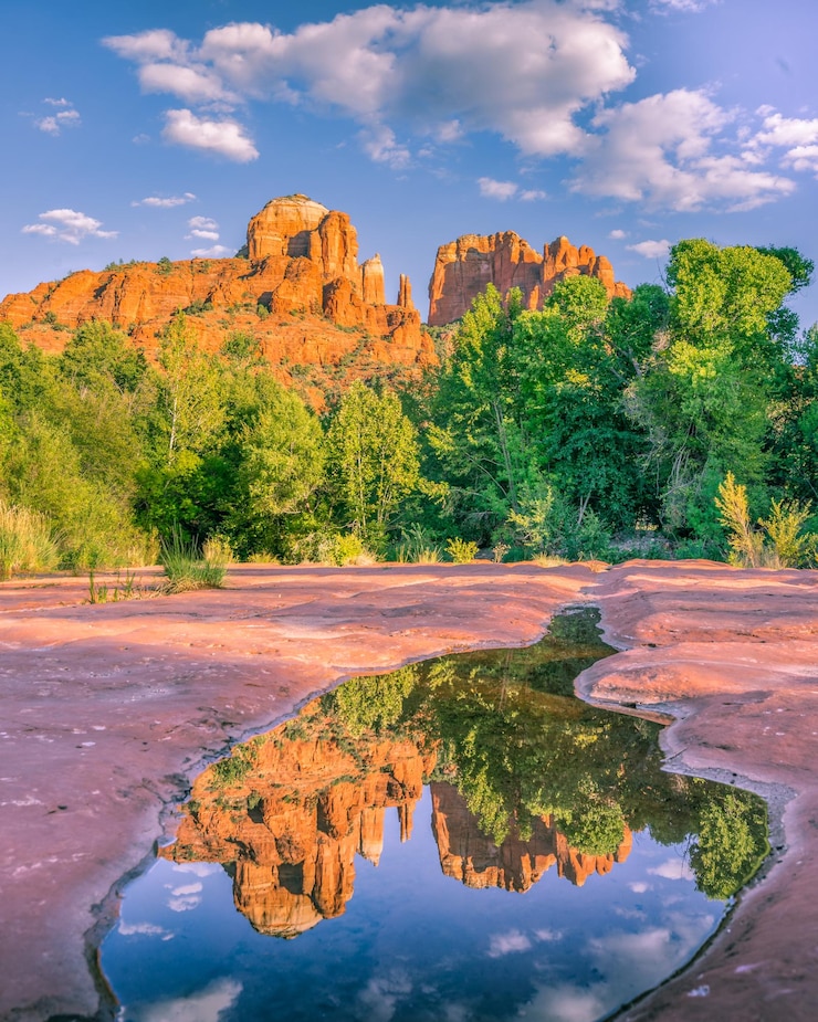 Foto gratuito fascinante paisaje de cathedral rock con reflejo en un charco de agua en sedona, ee.uu.