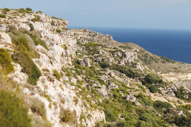 Fascinante paisaje de una formación rocosa en la orilla del océano en Malta