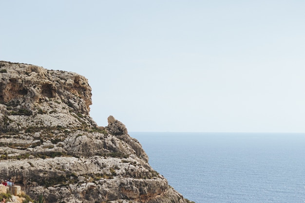 Fascinante paisaje de una formación rocosa en la orilla del océano en Malta