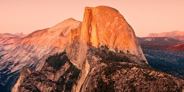 Fascinante paisaje de una formación rocosa en el Parque Nacional Yosemite, Estados Unidos de América