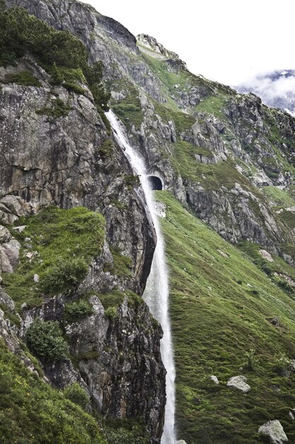 Fascinante paisaje de la hermosa cascada entre las montañas rocosas