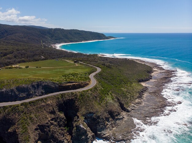 Fascinante paisaje de una hermosa playa con cielo azul