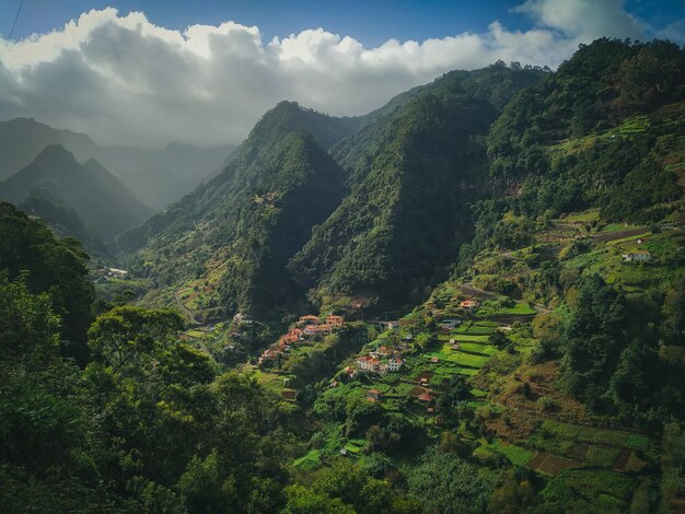 Fascinante paisaje de hermosas montañas verdes con cielo nublado