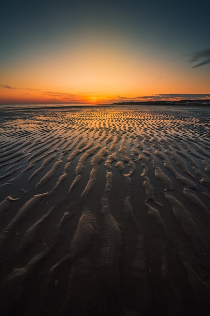 Fascinante paisaje marino durante la puesta de sol