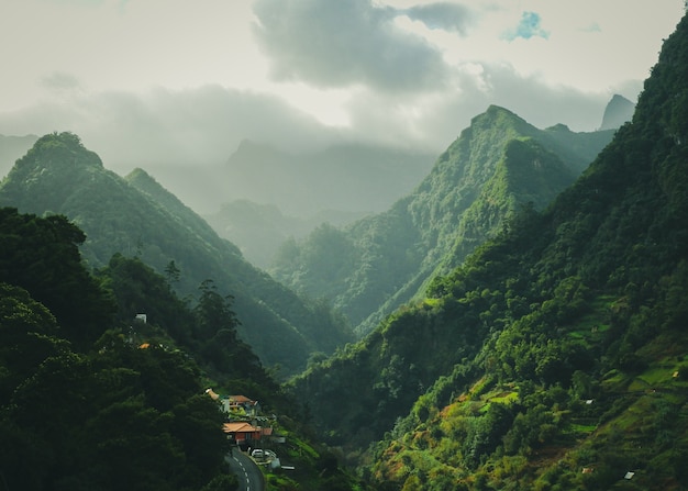 Fascinante paisaje de montañas verdes con superficie de cielo nublado