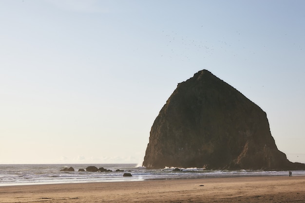 Fascinante paisaje de puesta de sol en Haystack Rock en el Océano Pacífico, Oregón