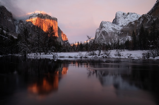 Fascinante paisaje de un reflejo de montañas nevadas en el lago