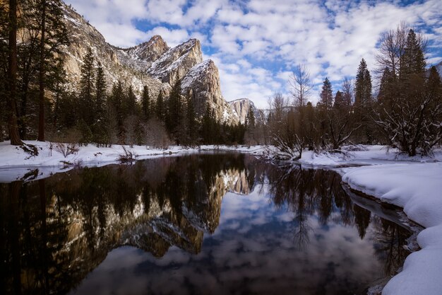 Fascinante paisaje de un reflejo de montañas rocosas nevadas en el lago