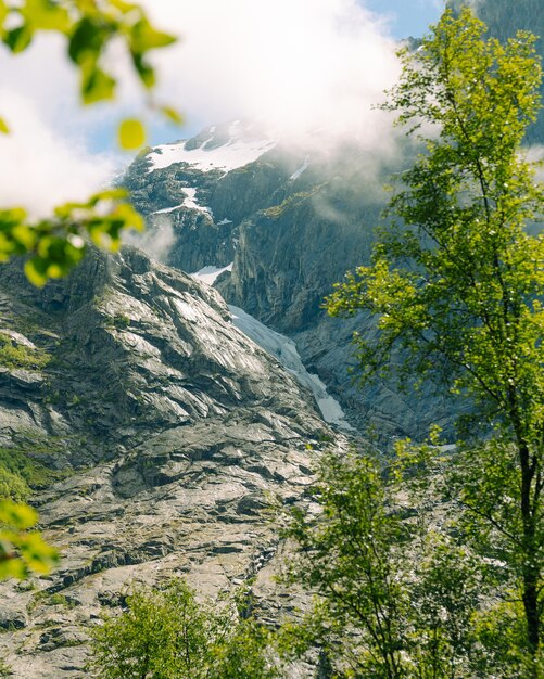 Fascinante tiro vertical de montañas en Noruega