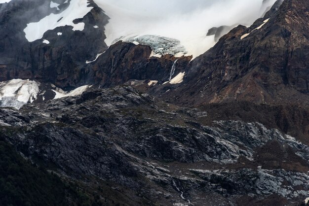 Fascinante vista del acantilado cubierto de nieve