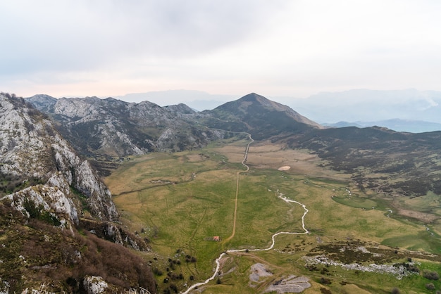 Fascinante vista aérea de los campos rodeados de montañas rocosas