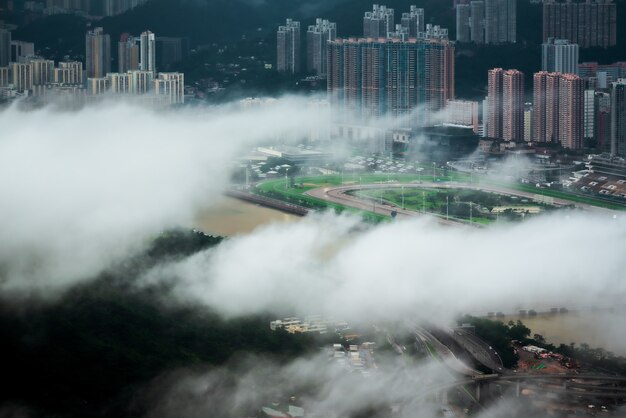 Fascinante vista aérea de la ciudad de Hong Kong a través de las nubes