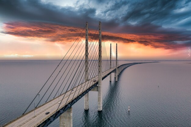 Fascinante vista aérea del puente entre Dinamarca y Suecia bajo el cielo nublado