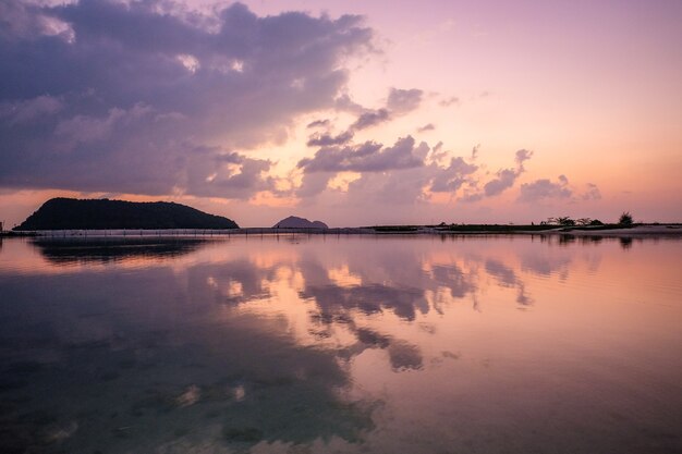 Fascinante vista del cielo reflejándose en el agua durante la puesta de sol