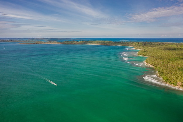 Fascinante vista de la costa con arena blanca y agua cristalina turquesa en Indonesia