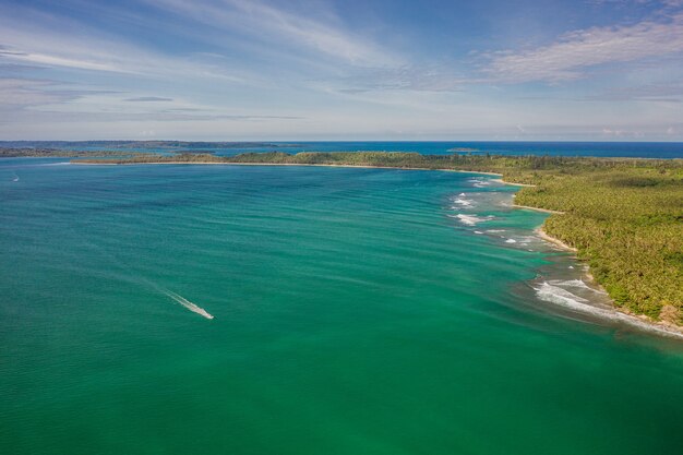 Fascinante vista de la costa con arena blanca y agua cristalina turquesa en Indonesia