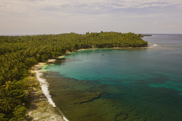 Fascinante vista de la costa con arena blanca y agua cristalina turquesa en Indonesia