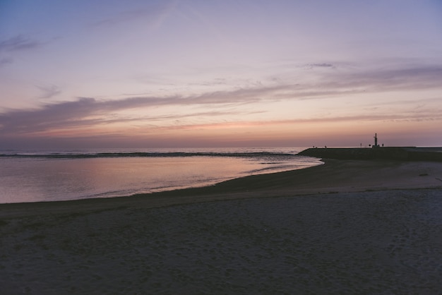 Fascinante vista del hermoso océano y la playa durante la puesta de sol