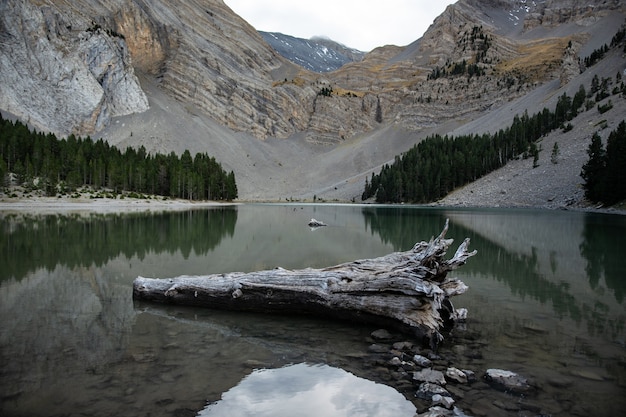 Fascinante vista de un lago rodeado de acantilados en los Pirineos