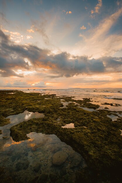 Fascinante vista del mar cerca de la orilla durante la puesta de sol en Indonesia