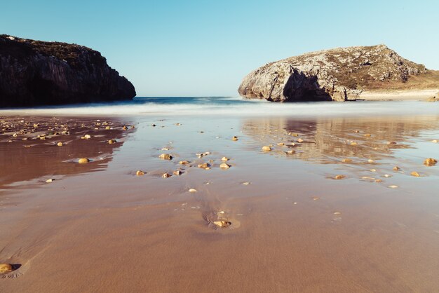 Fascinante vista del mar desde la playa en un día claro