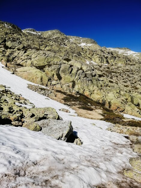 Fascinante vista de la montaña Penalara en España cubierto de nieve en un día soleado