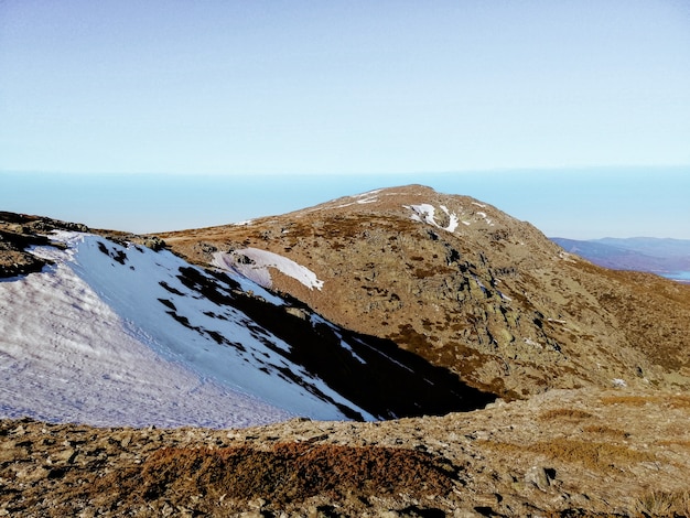 Fascinante vista de la montaña Penalara en España cubierto de nieve en un día soleado