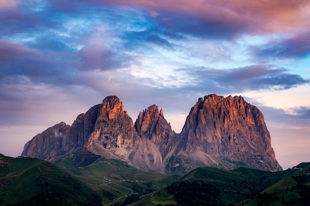 Fascinante vista de la montaña Sassolungo, Italia