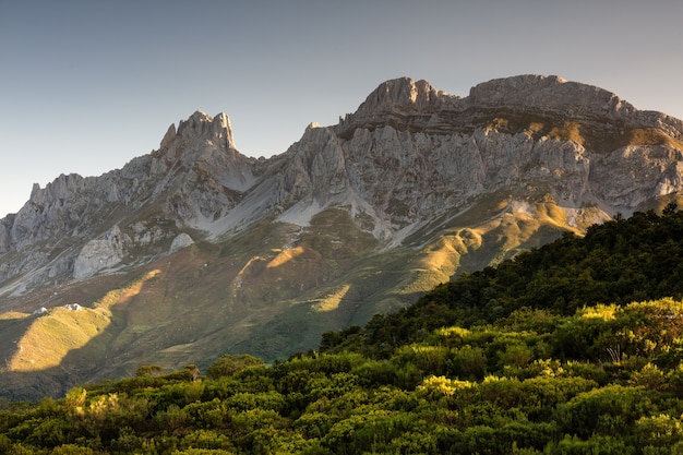 Foto gratuita fascinante vista de las montañas y acantilados del parque nacional de los picos de europa en españa