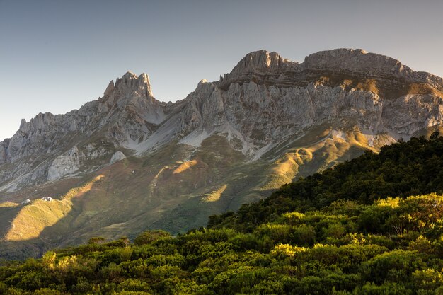 Fascinante vista de las montañas y acantilados del Parque Nacional de los Picos de Europa en España