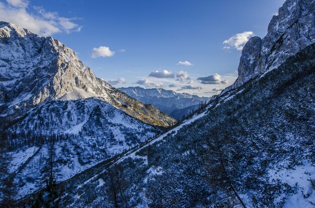 Fascinante vista de las montañas bajo el cielo azul cubierto de nieve