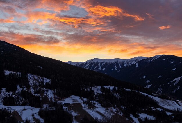 Fascinante vista de las montañas cubiertas de nieve durante el amanecer