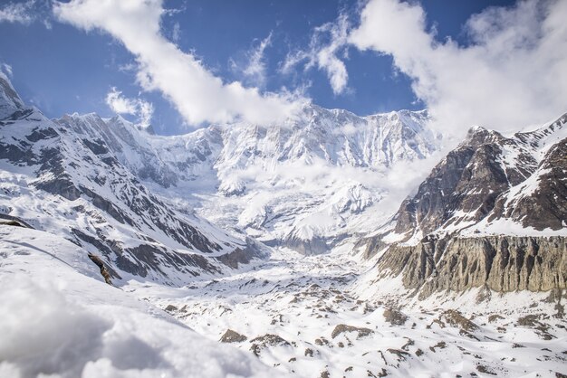 Fascinante vista de las montañas cubiertas de nieve bajo un cielo azul