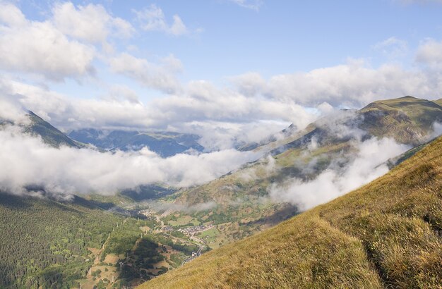 Fascinante vista de las montañas cubiertas por nubes en Val de Aran