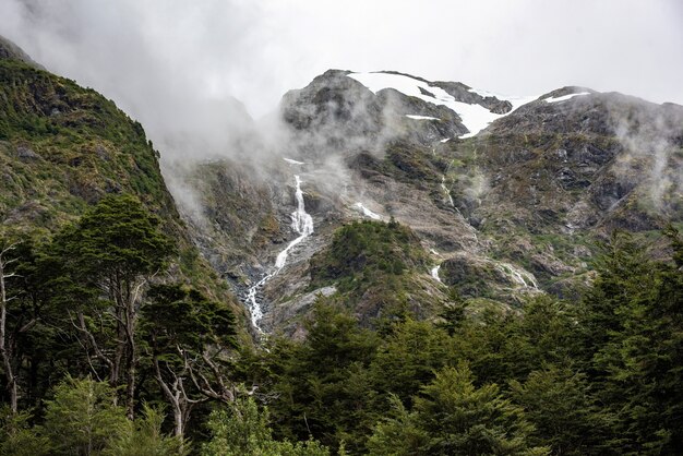 Fascinante vista de las montañas rocosas con una cascada