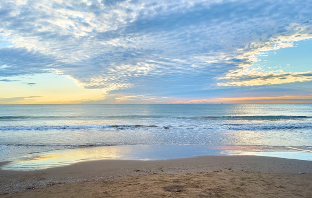 Foto gratuita fascinante vista del océano junto a la costa arenosa