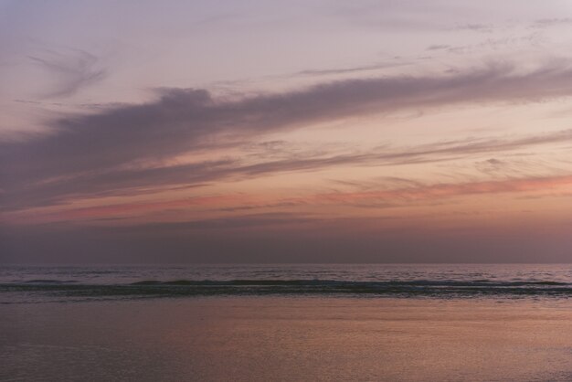 Fascinante vista del océano y la playa durante la puesta de sol