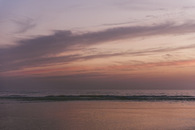 Fascinante vista del océano y la playa durante la puesta de sol