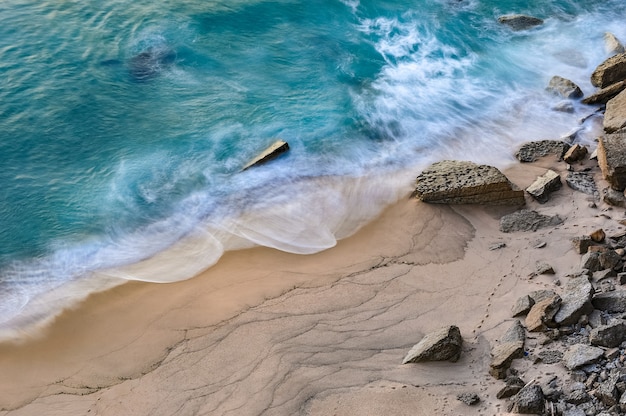 Fascinante vista de las olas del océano rompiendo en la playa