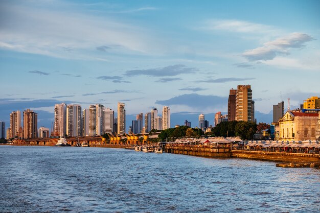 Fascinante vista del paisaje urbano brasileño con un océano bajo un cielo nublado