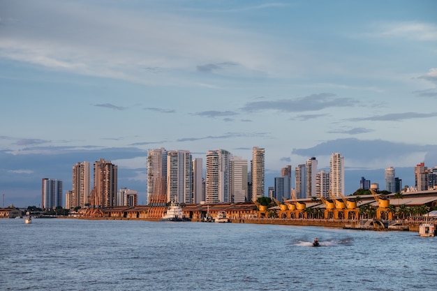 Fascinante vista del paisaje urbano brasileño con un océano bajo un cielo nublado