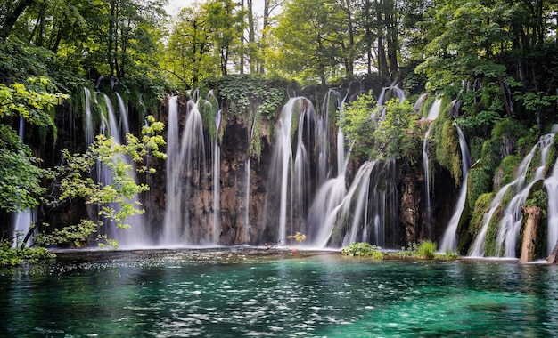 Fascinante vista del Parque Nacional de los Lagos de Plitvice en Croacia