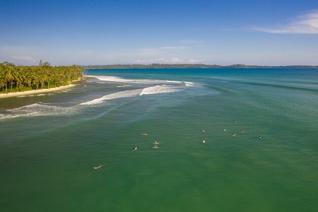 Fascinante vista de la playa con arena blanca y agua cristalina turquesa en Indonesia