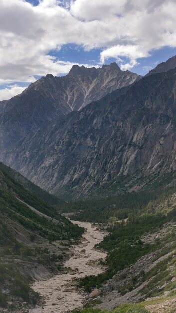 Fascinante vista de un río Ganges en el valle del parque nacional Gangotri