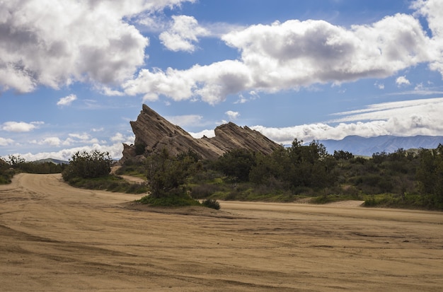 Foto gratuita fascinante vista de rocas en un desierto bajo el cielo nublado