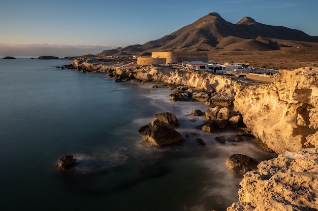Fascinante vista sobre la costa de Escullos en el Parque Natural de Cabo de Gata, España