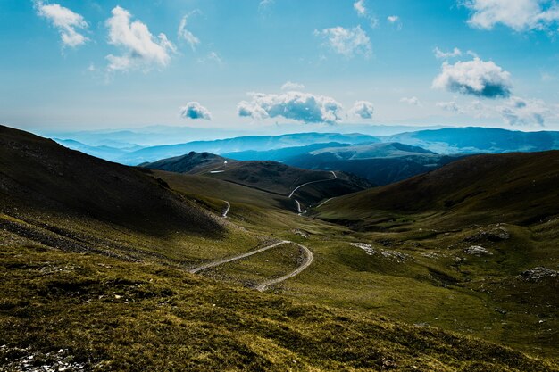 Fascinante vista de Three Peaks Hill bajo un cielo nublado en Argentina