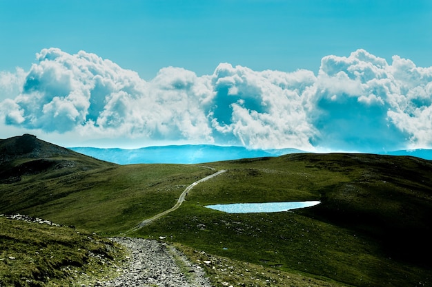 Foto gratuita fascinante vista de three peaks hill bajo un cielo nublado en argentina